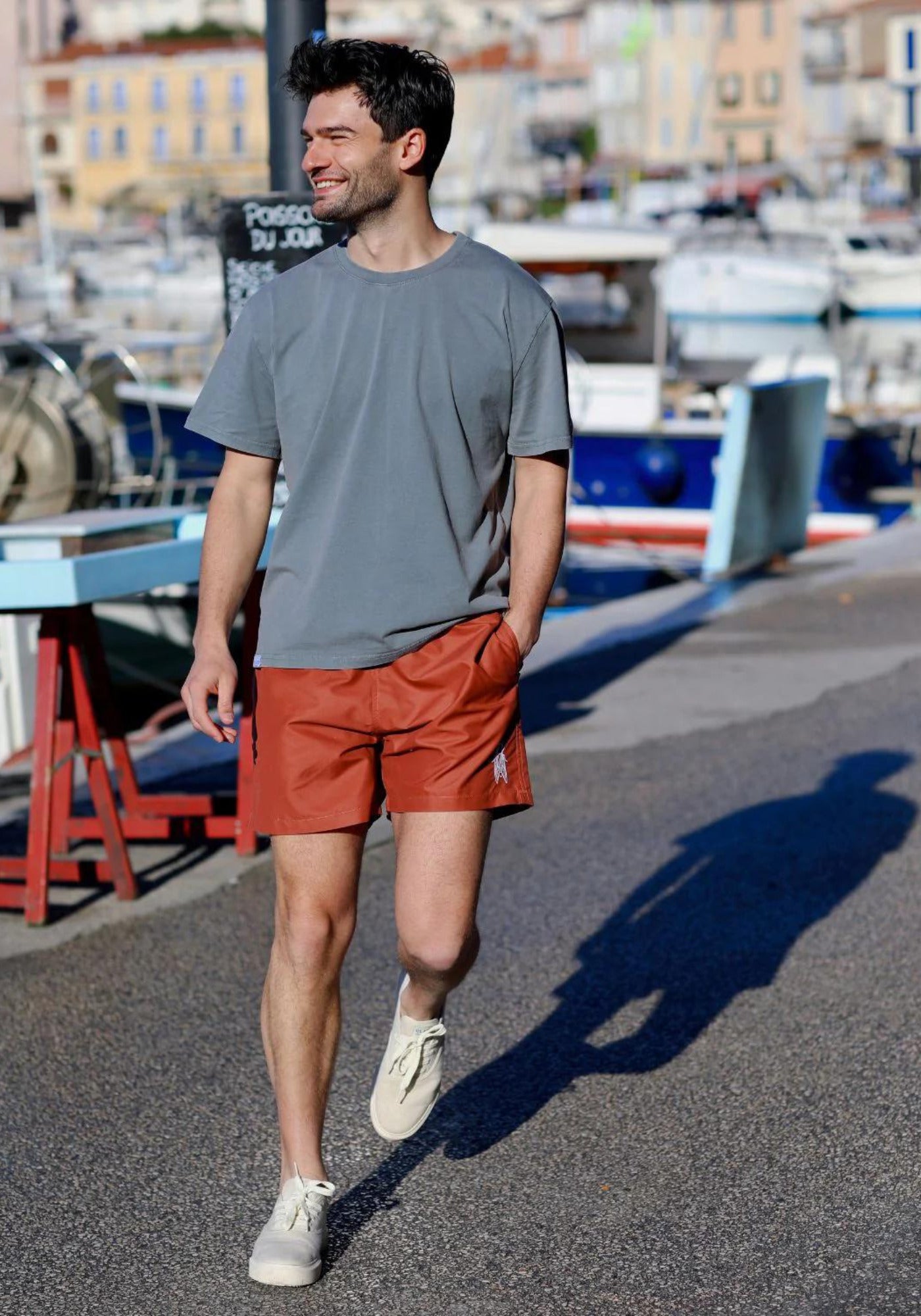 L'homme porte le t-shirt L'olivier de chez Calanque