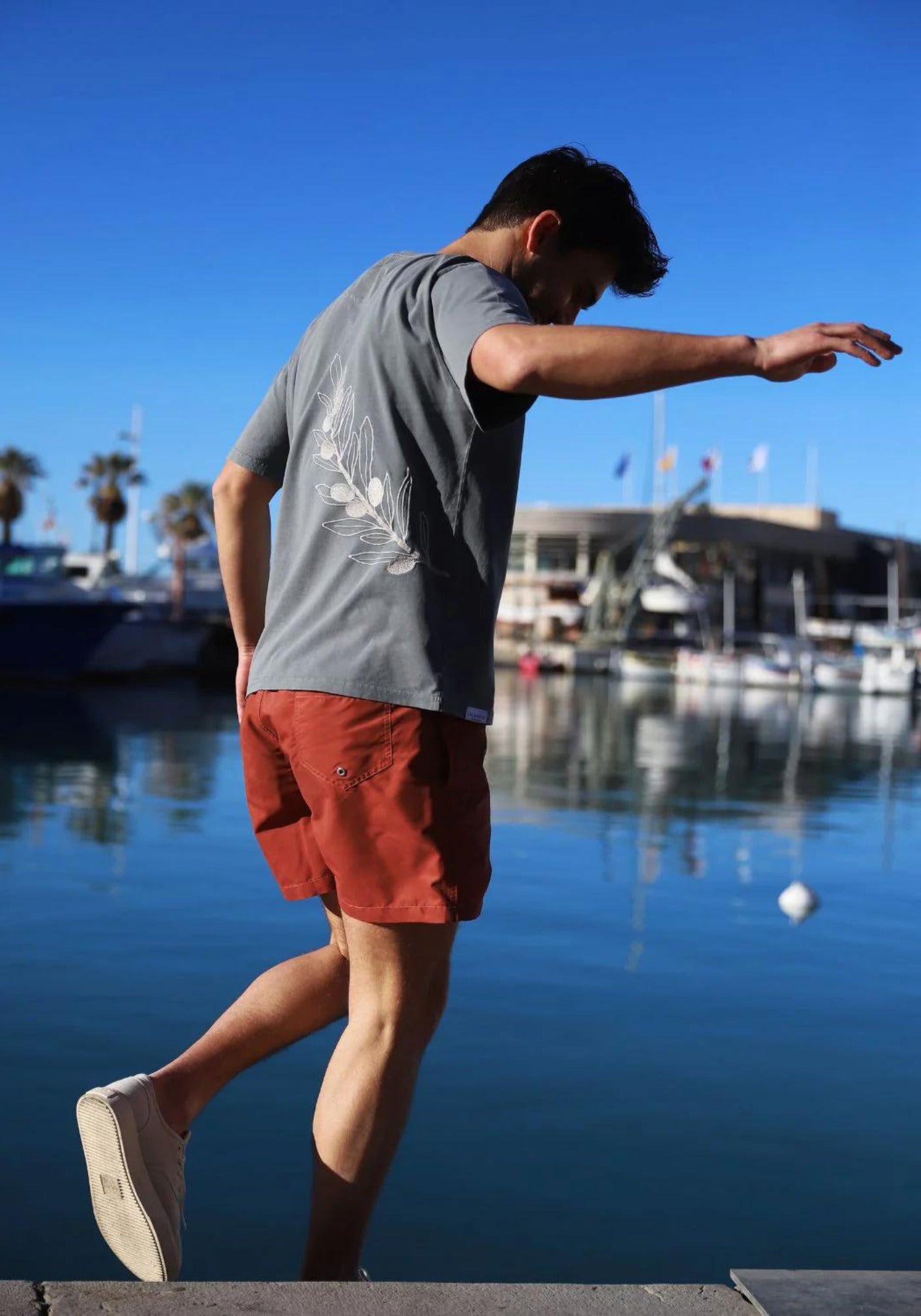 L'homme de dos porte le t-shirt L'olivier de chez Calanque