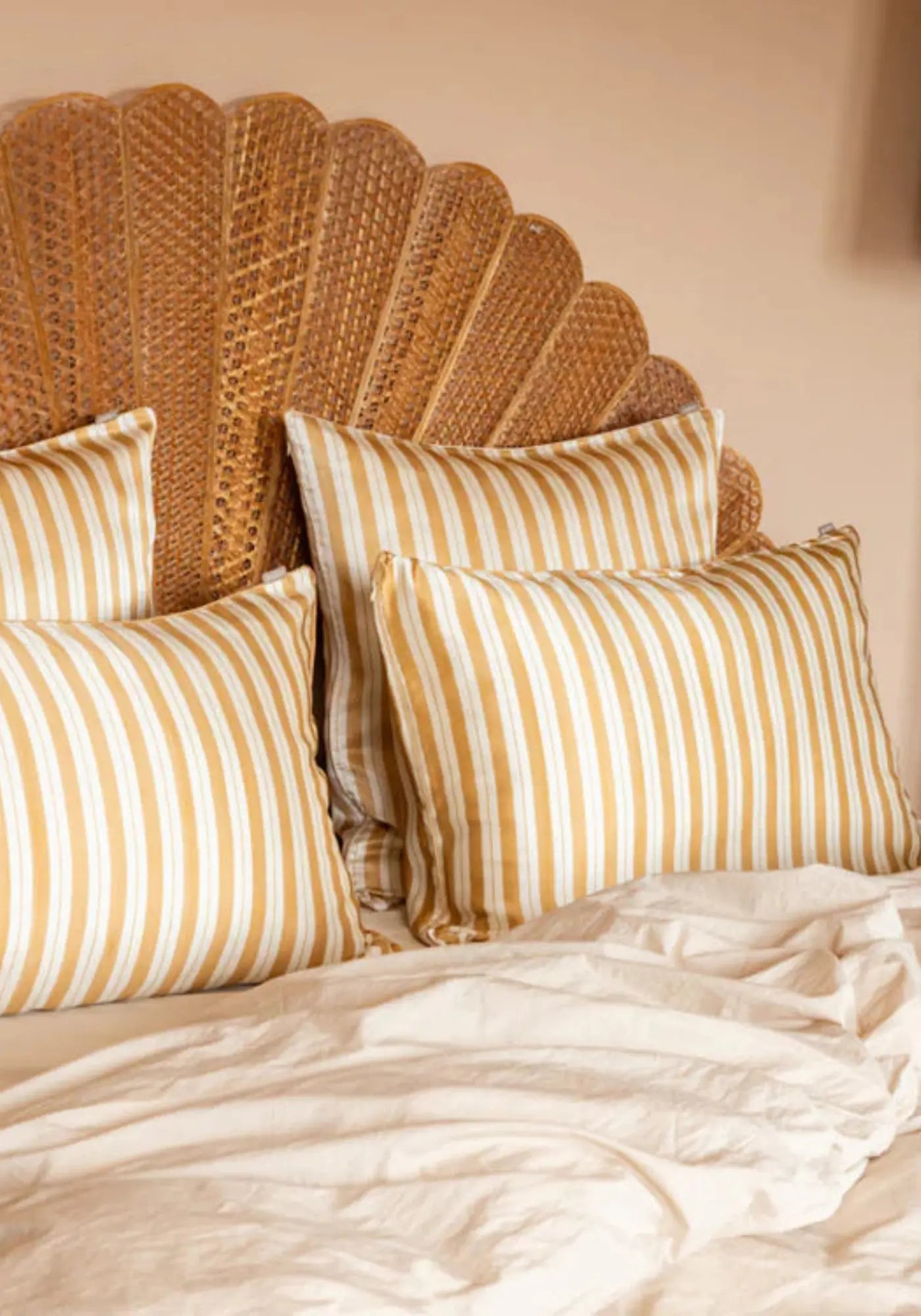 Les taies d'oreiller en soie rectangle et carré rayure beige de chez Emily's Pillow