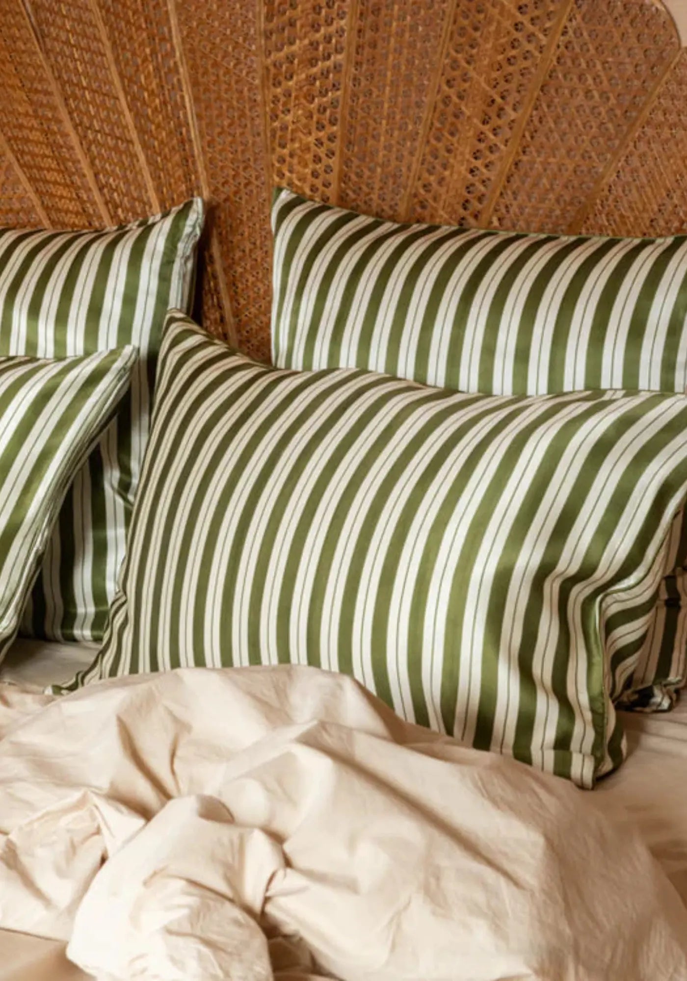Les taies d'oreiller en soie rectangle et carré rayure verte de chez Emily's Pillow