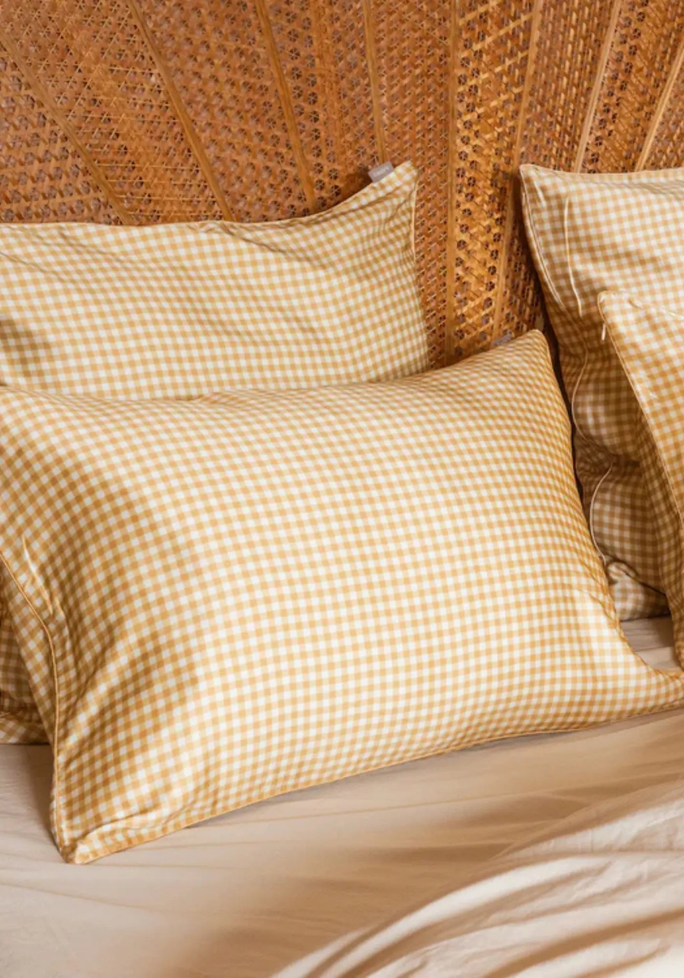 Les taies d'oreiller en soie rectangle et carré vichy beige de chez Emily's Pillow