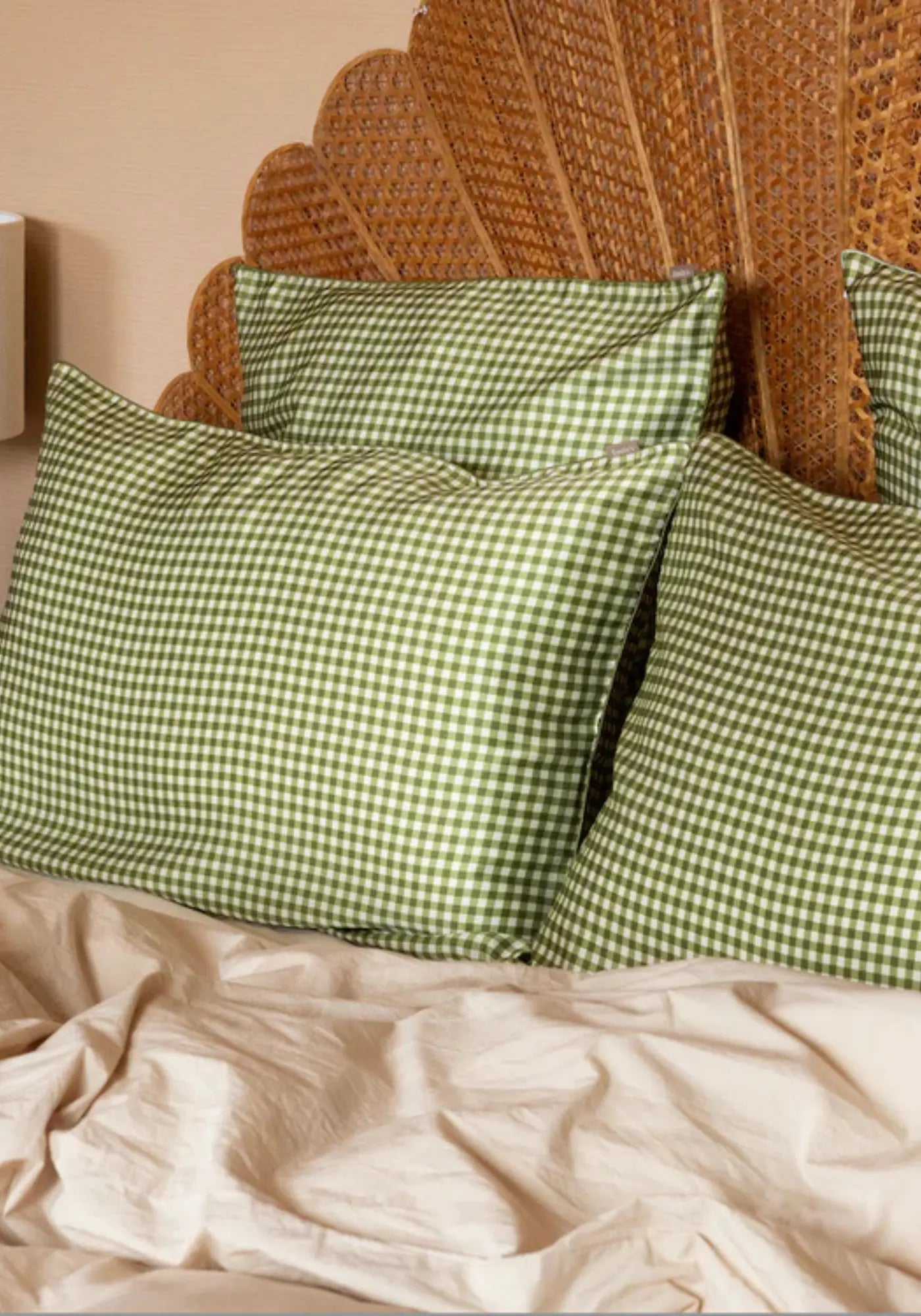 Les taies d'oreiller en soie rectangle et carré vichy vert de chez Emily's Pillow