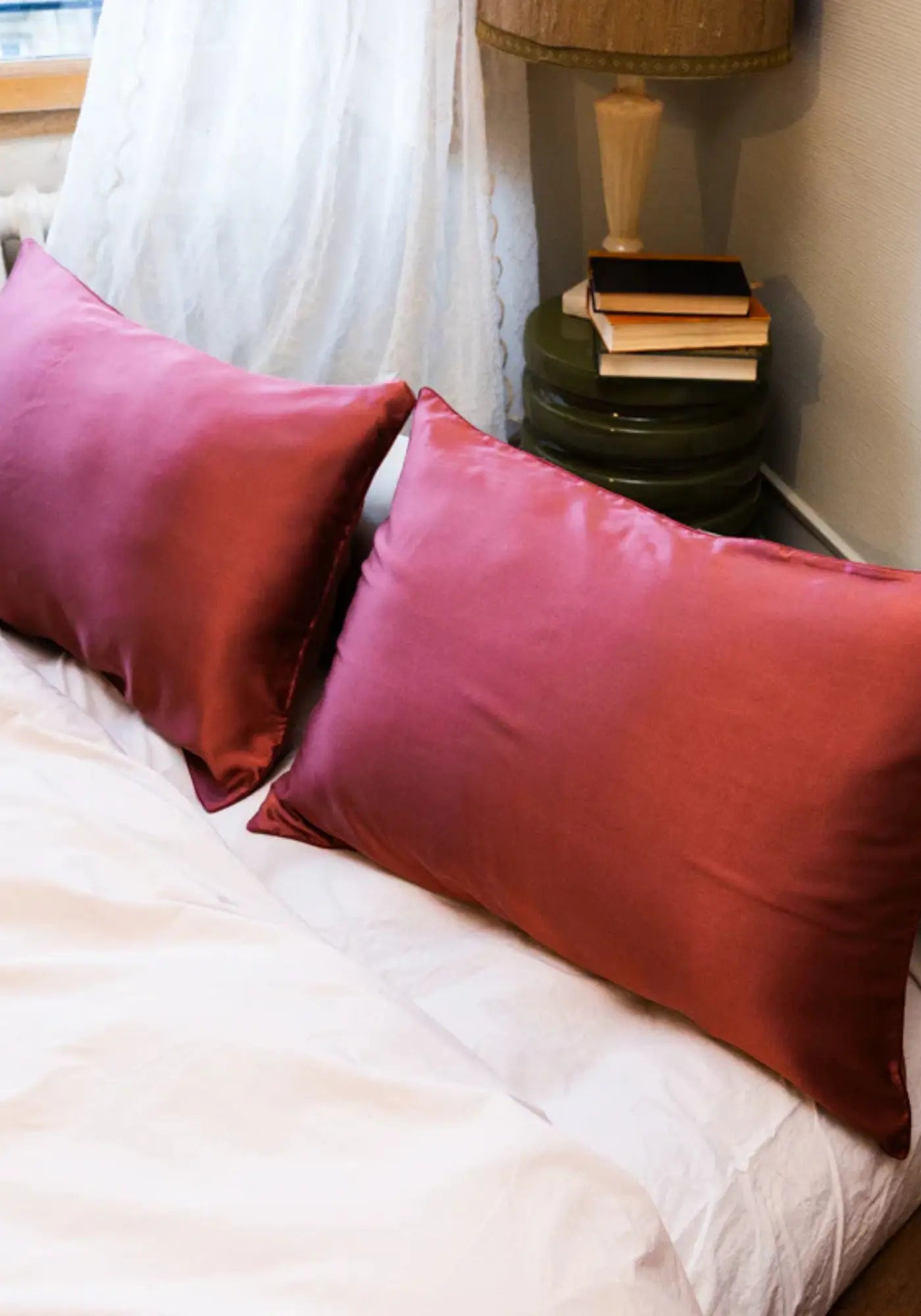 La taie d'oreiller en soie rectangle rose foncé de chez Emily's Pillow
