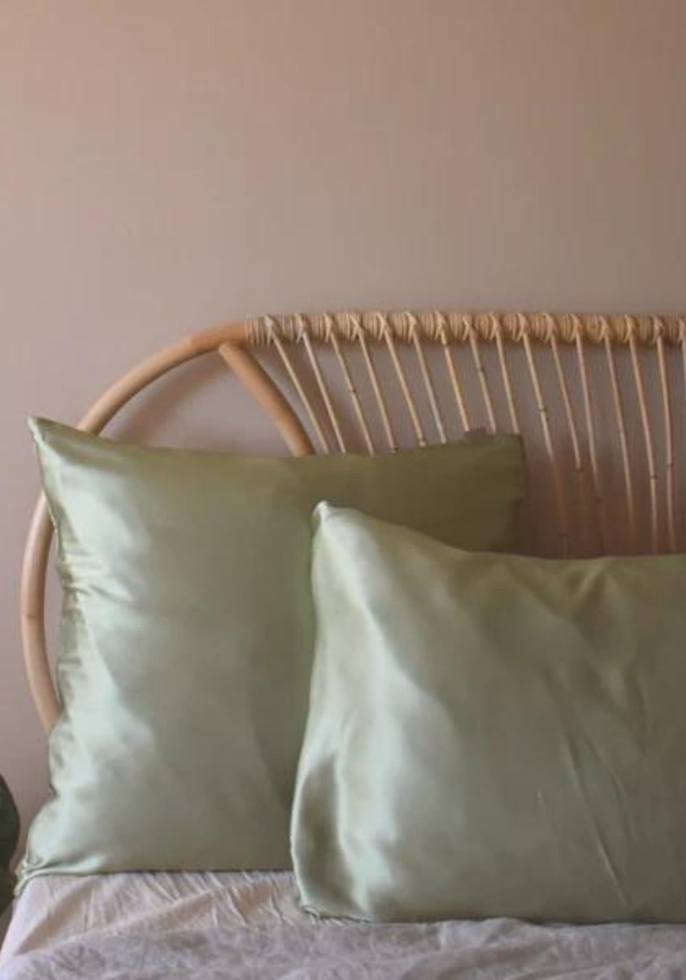 Les taies d'oreillers carrés et rectangulaires en soie vert amande de chez Emily's Pillow