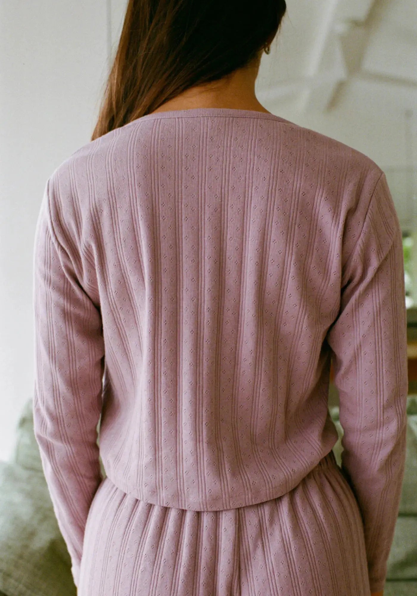 La femme est de dos et porte le top Maud mauve de chez Nénés Paris 