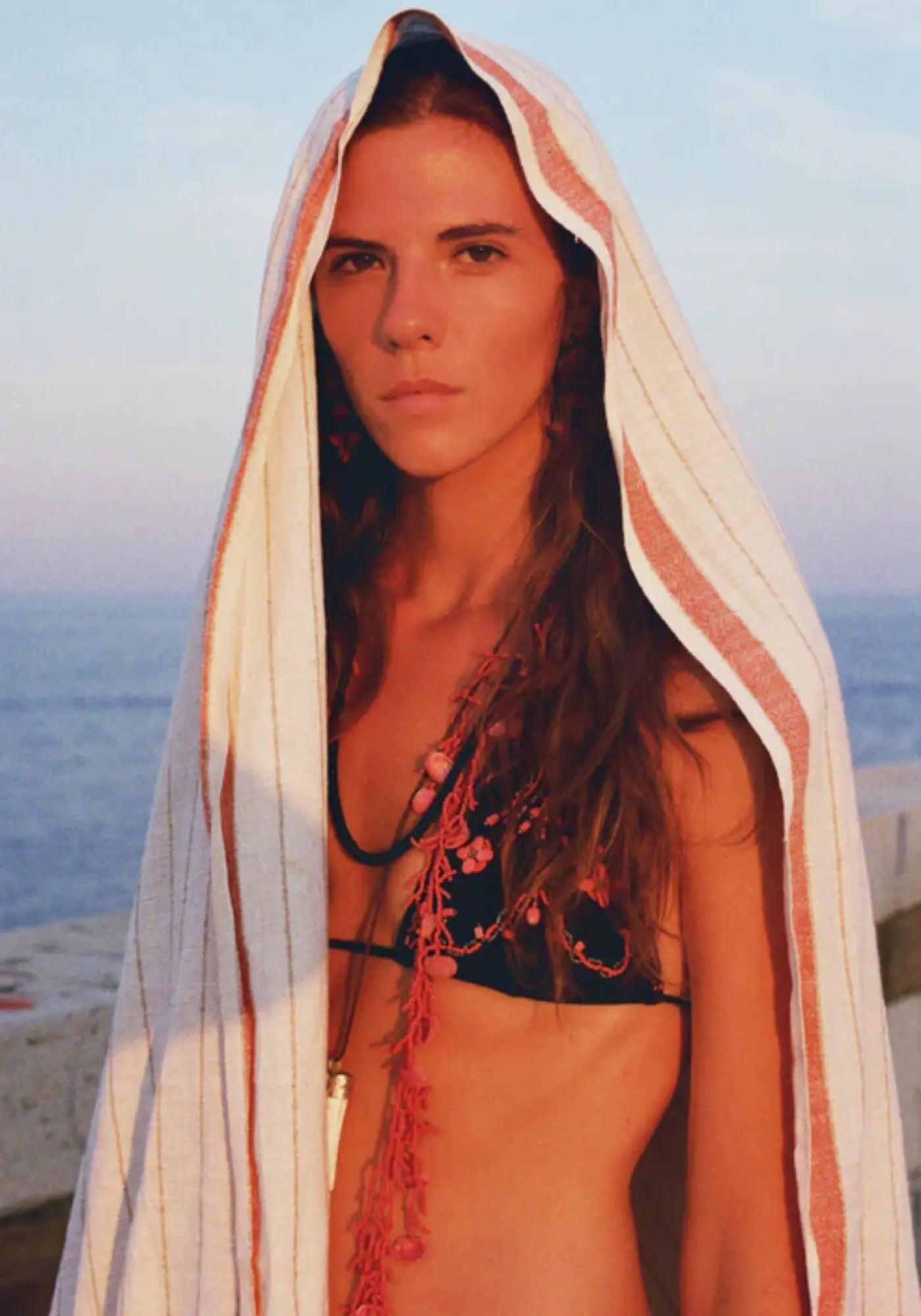 La femme porte la towel serviette bahia coral de chez Mizar and Alcor