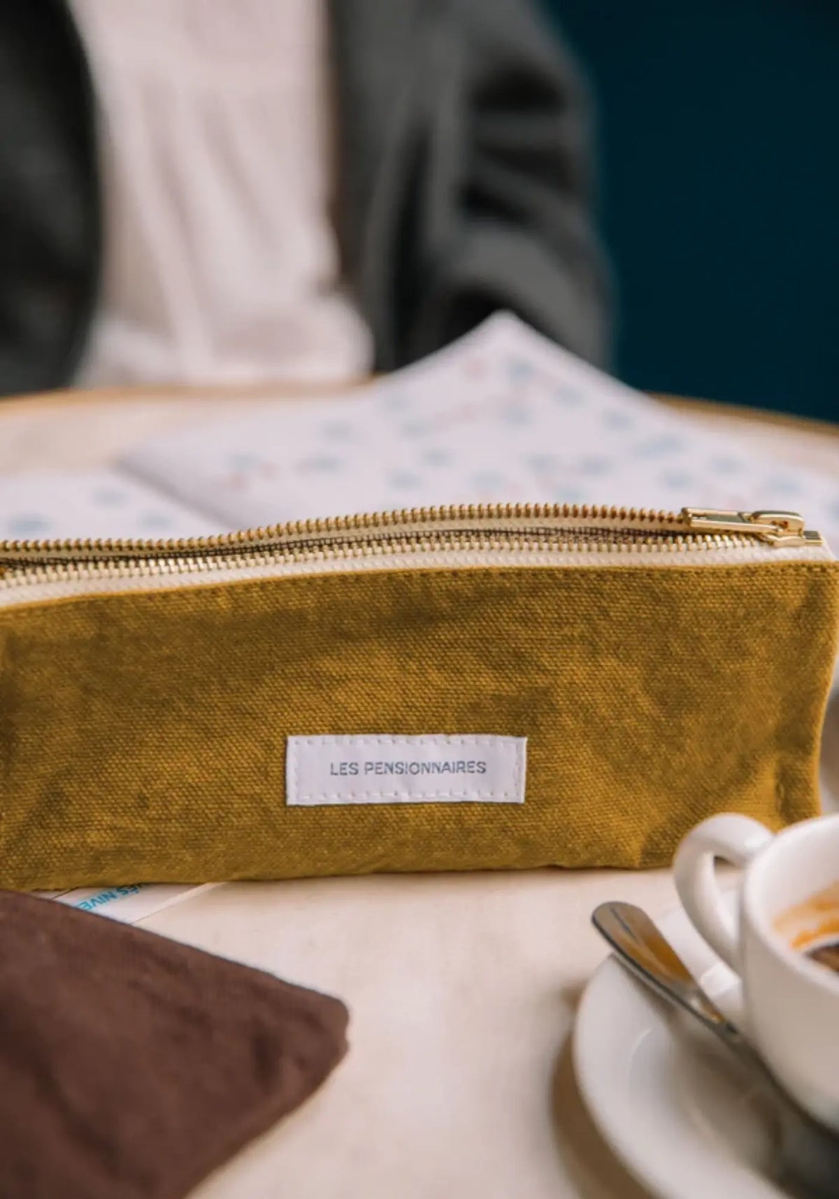 La trousse à crayons vert bronze des Pensionnaires