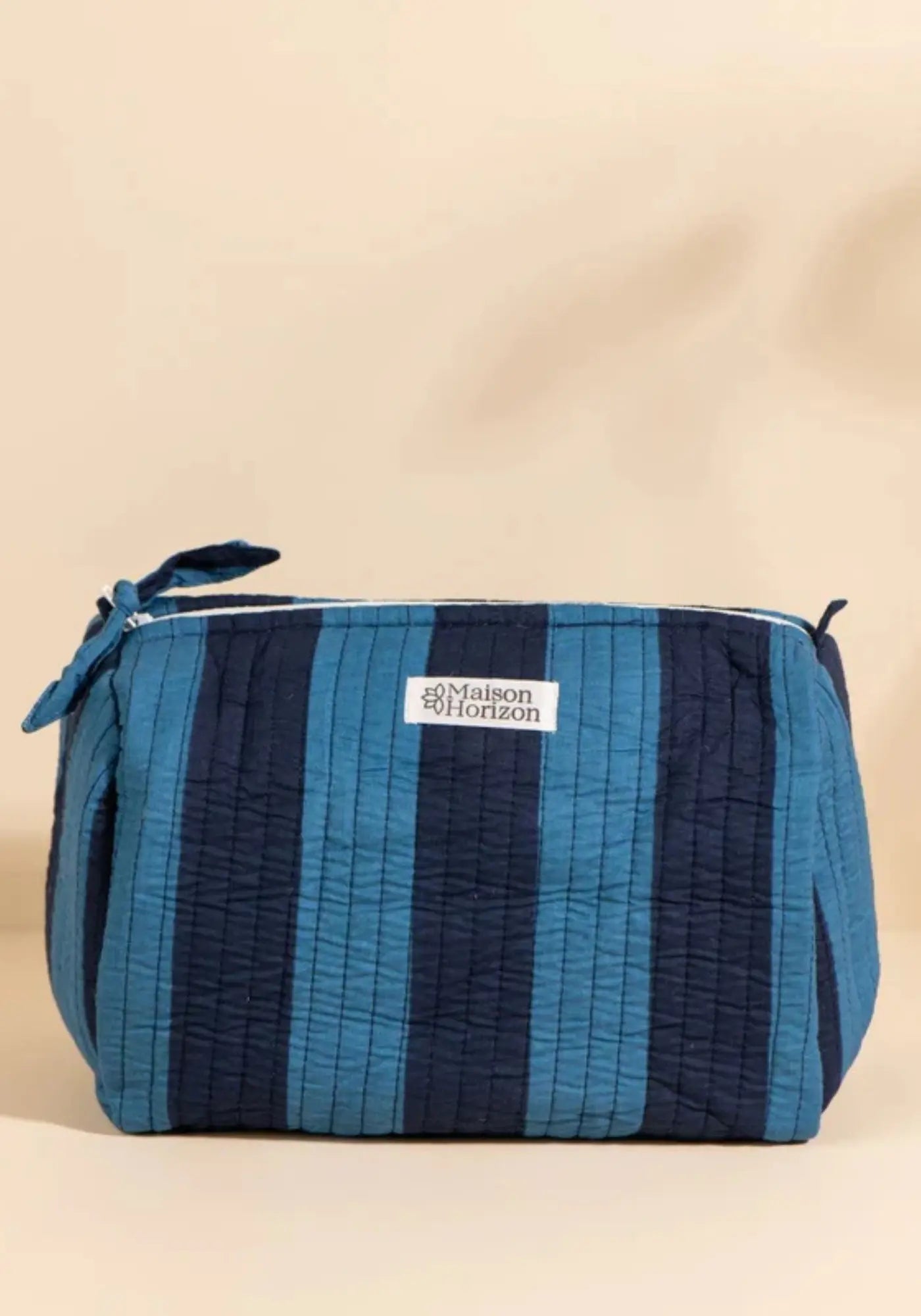 La trousse de toilette banita rayures ultra bleu de chez Maison Horizon