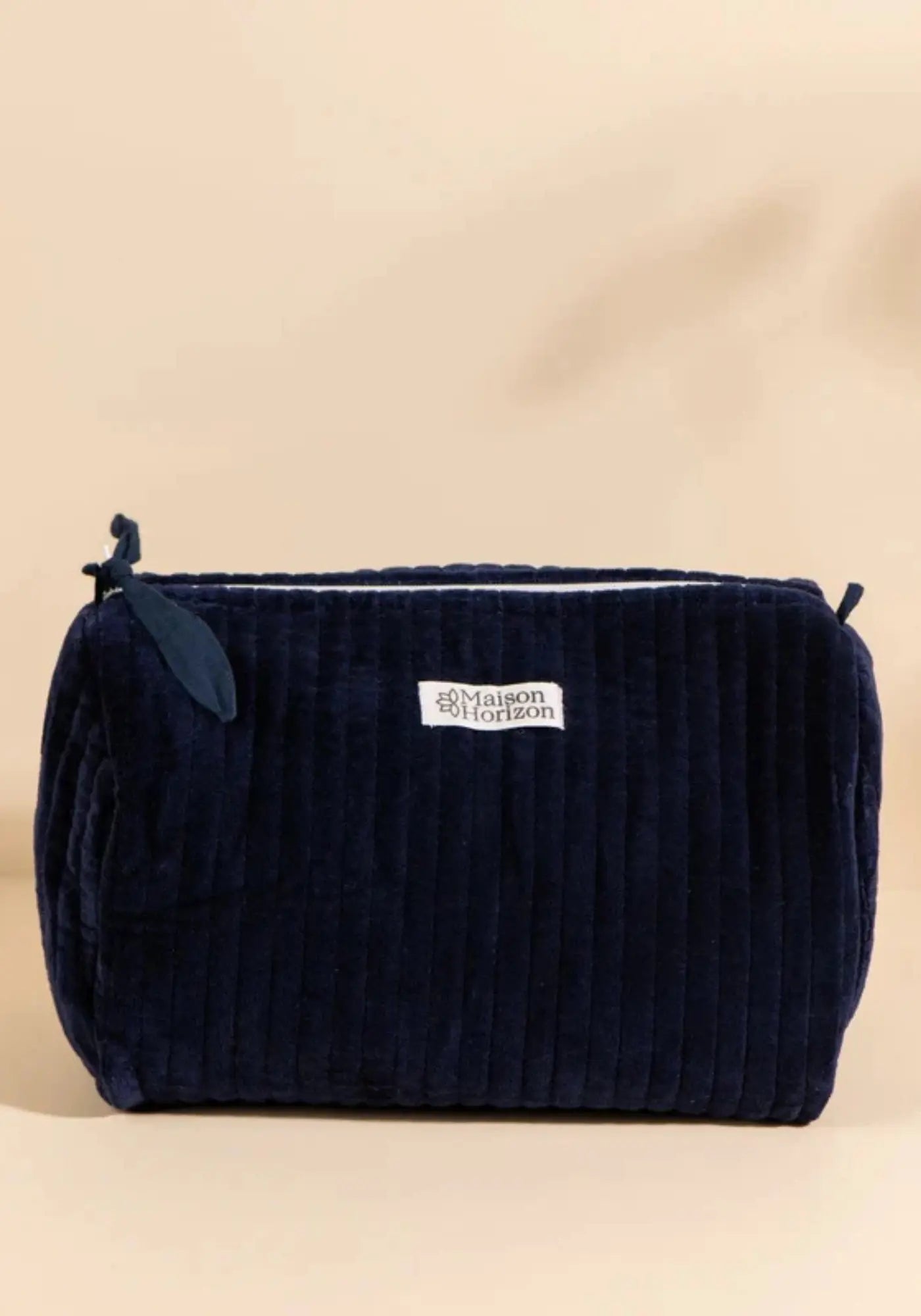 La trousse de toilette banita velours bleu nuit de chez Maison Horizon