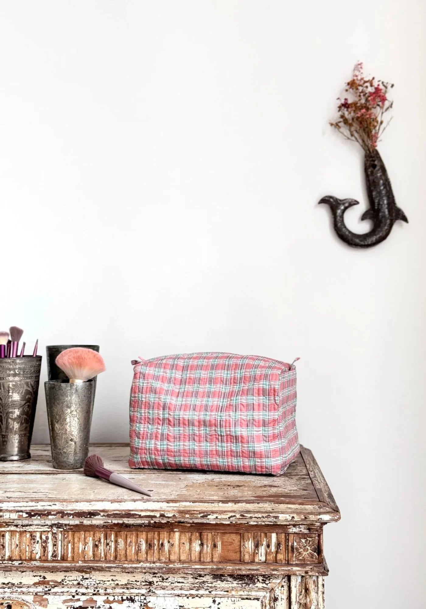 La trousse de toilette à carreaux corail et turquoise de chez Les Petits Bohèmes