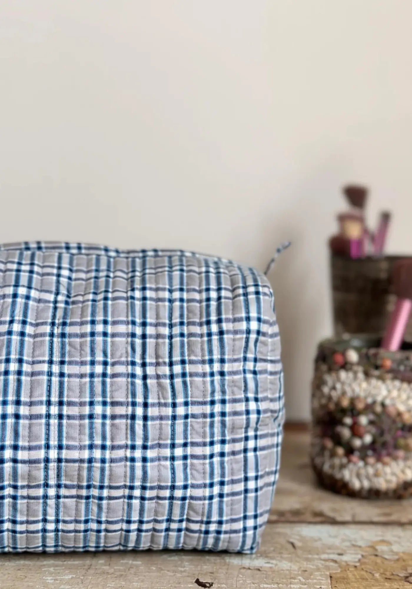 La trousse de toilette à carreaux gris et bleu de chez Les Petits Bohèmes