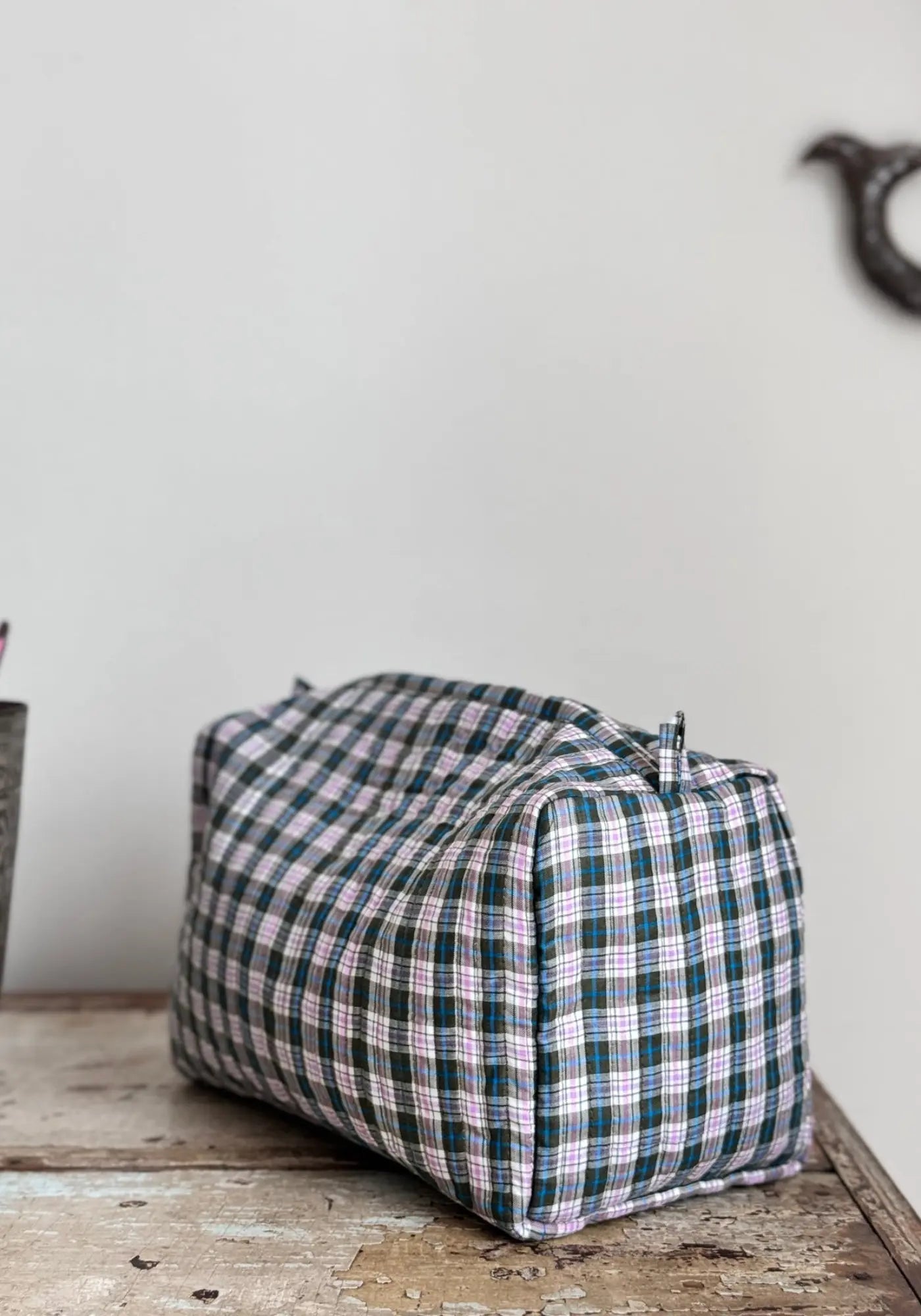 La trousse de toilette à carreaux kaki, bleu et violet de chez Les Petits Bohèmes