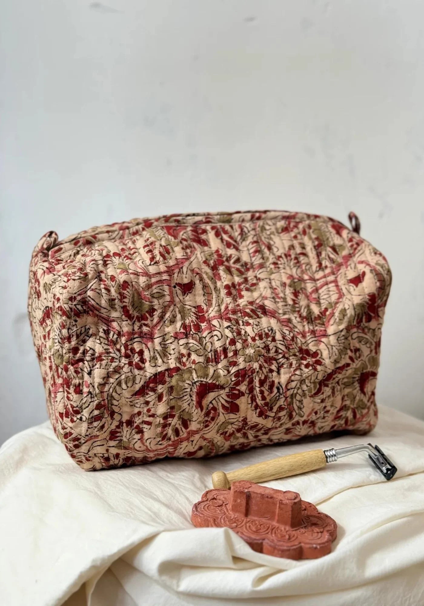 La trousse de toilette écru au blockprint rouge, rose et kaki de chez Les Petits Bohèmes