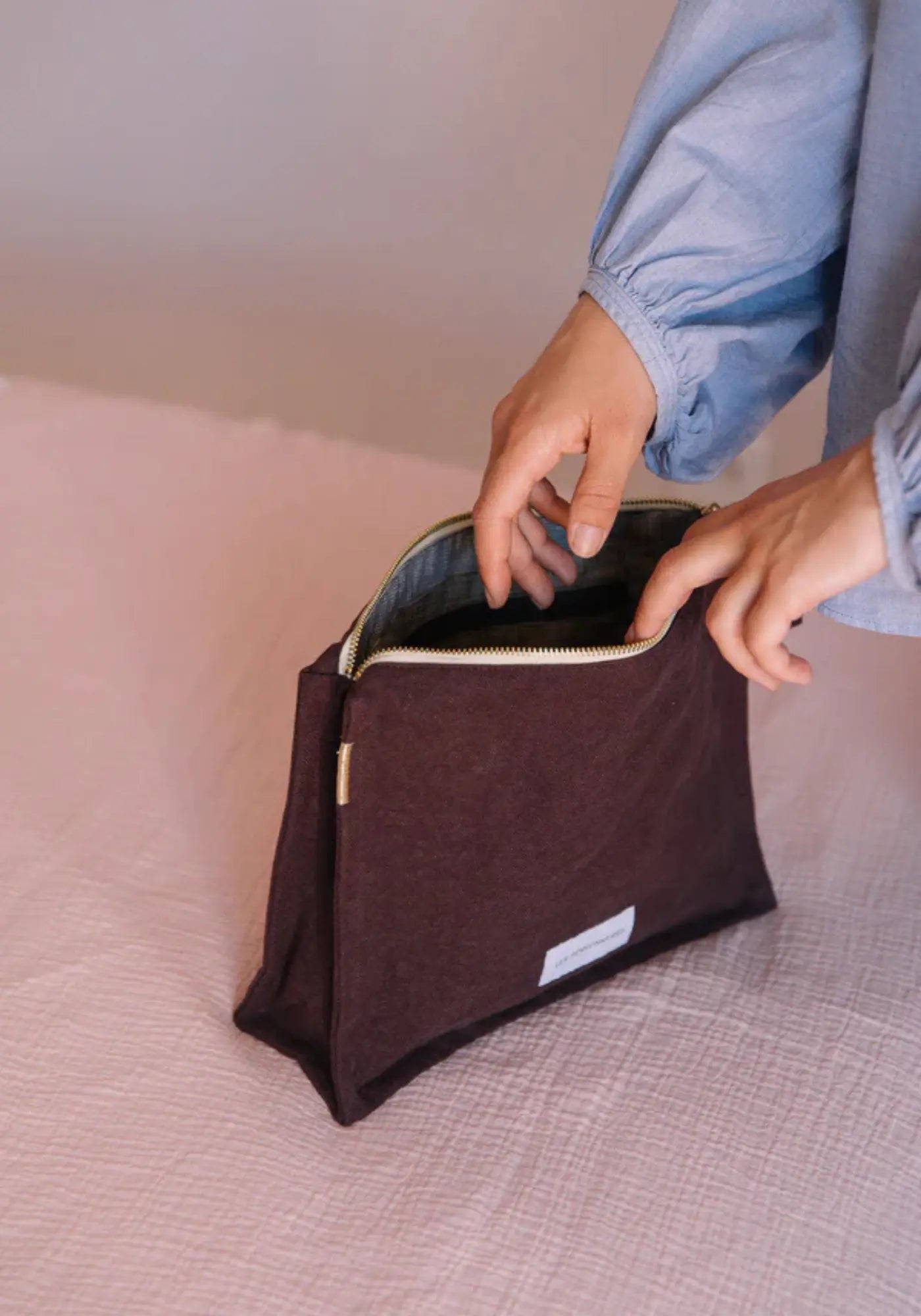 La trousse de toilette en coton bio violet aubergine des Pensionnaires