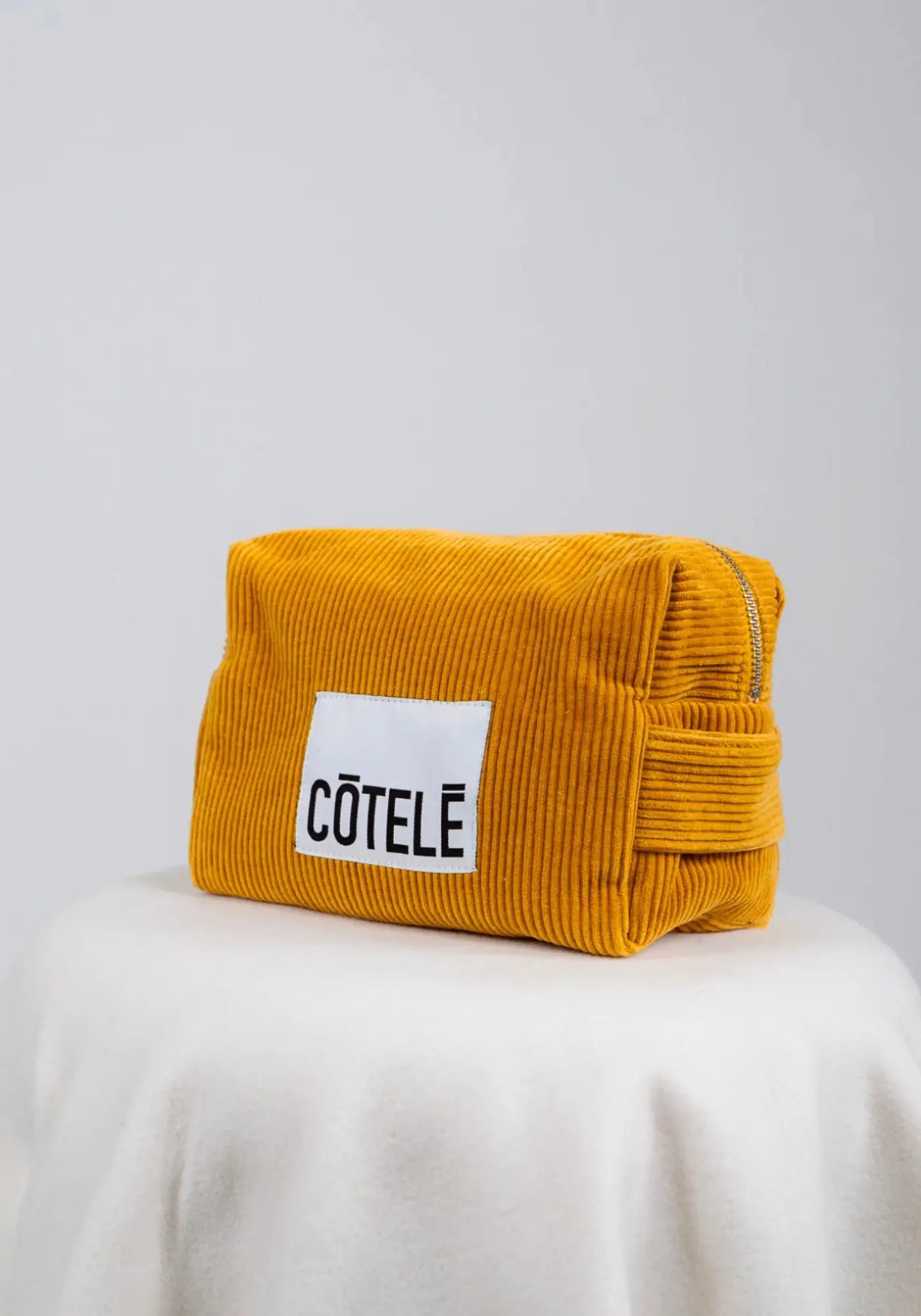 La trousse de toilette en velours miel de chez Cotelé Paris 