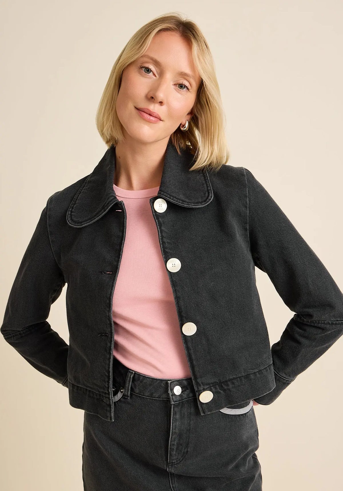 La femme porte la veste courte en velours daisy coloris jean anthracite de chez Côtelé Paris 