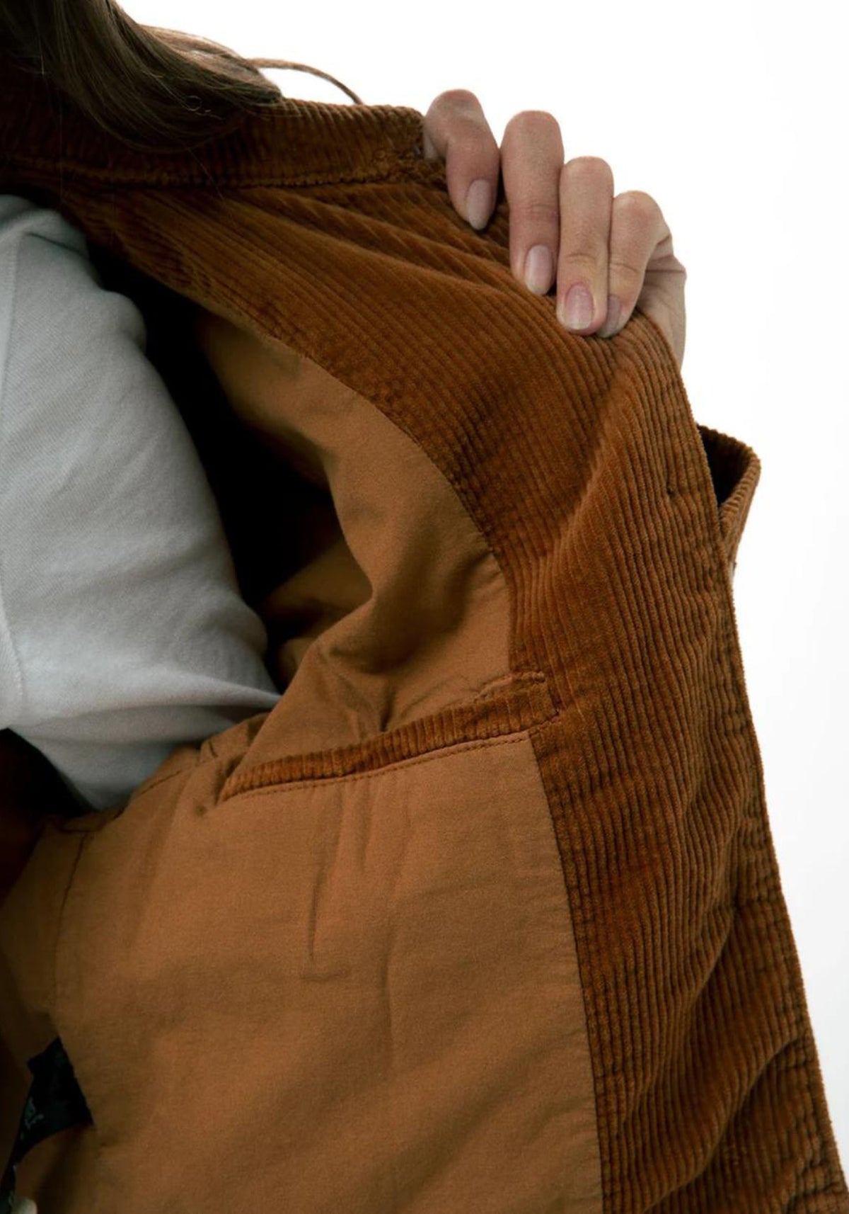 Zoom sur la poche intérieure de la veste courte en velours Daisy caramel pour femme de chez Côtelé Paris