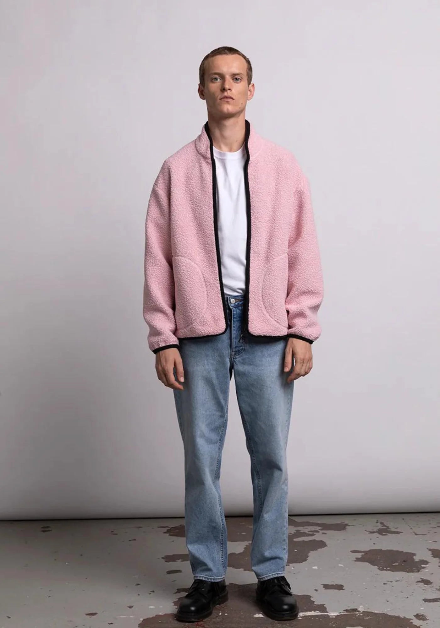 l'homme porte la veste sherpa unisexe kanga rose de chez mout mout