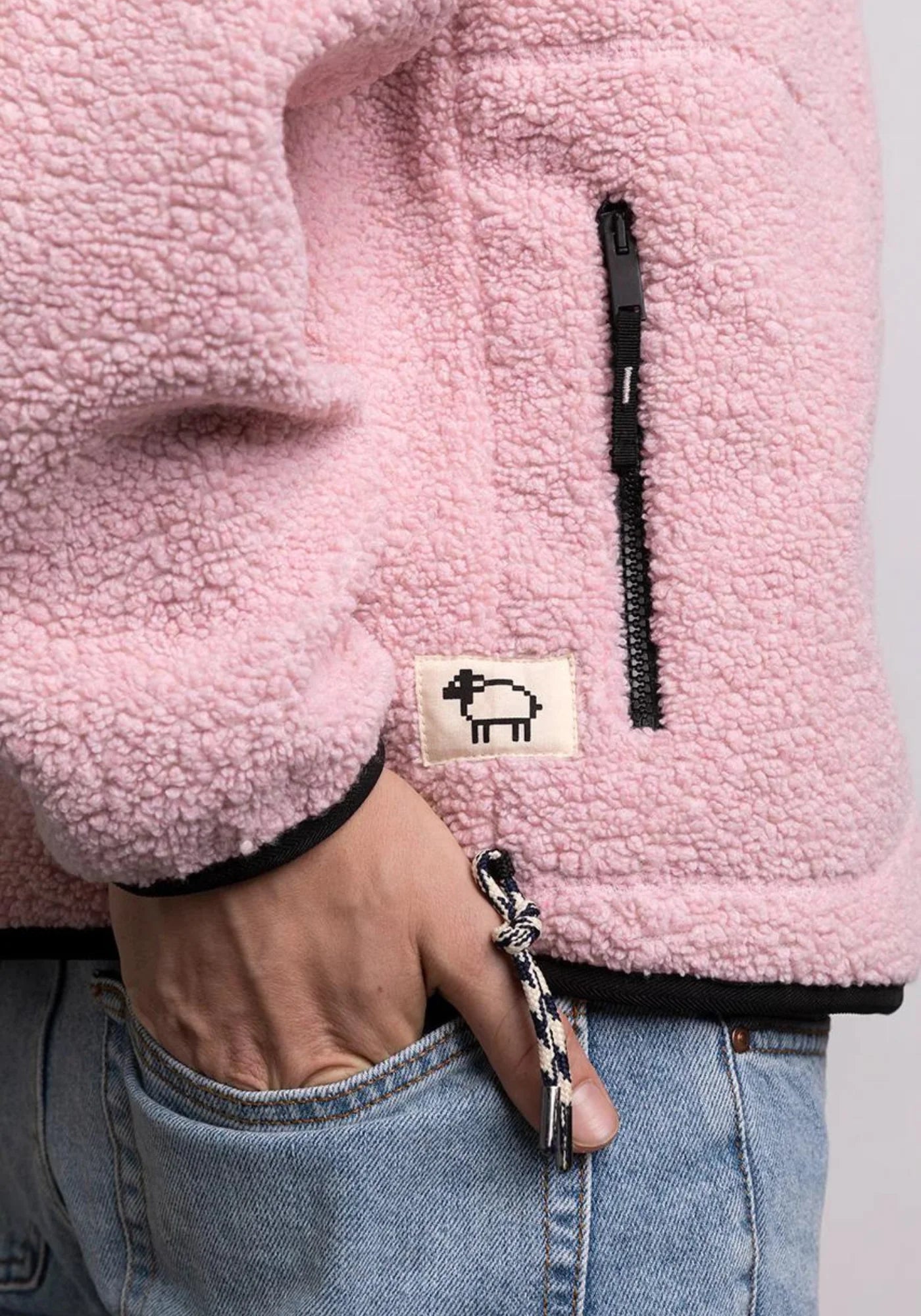 zoom sur la veste sherpa unisexe kanga rose de chez mout mout 