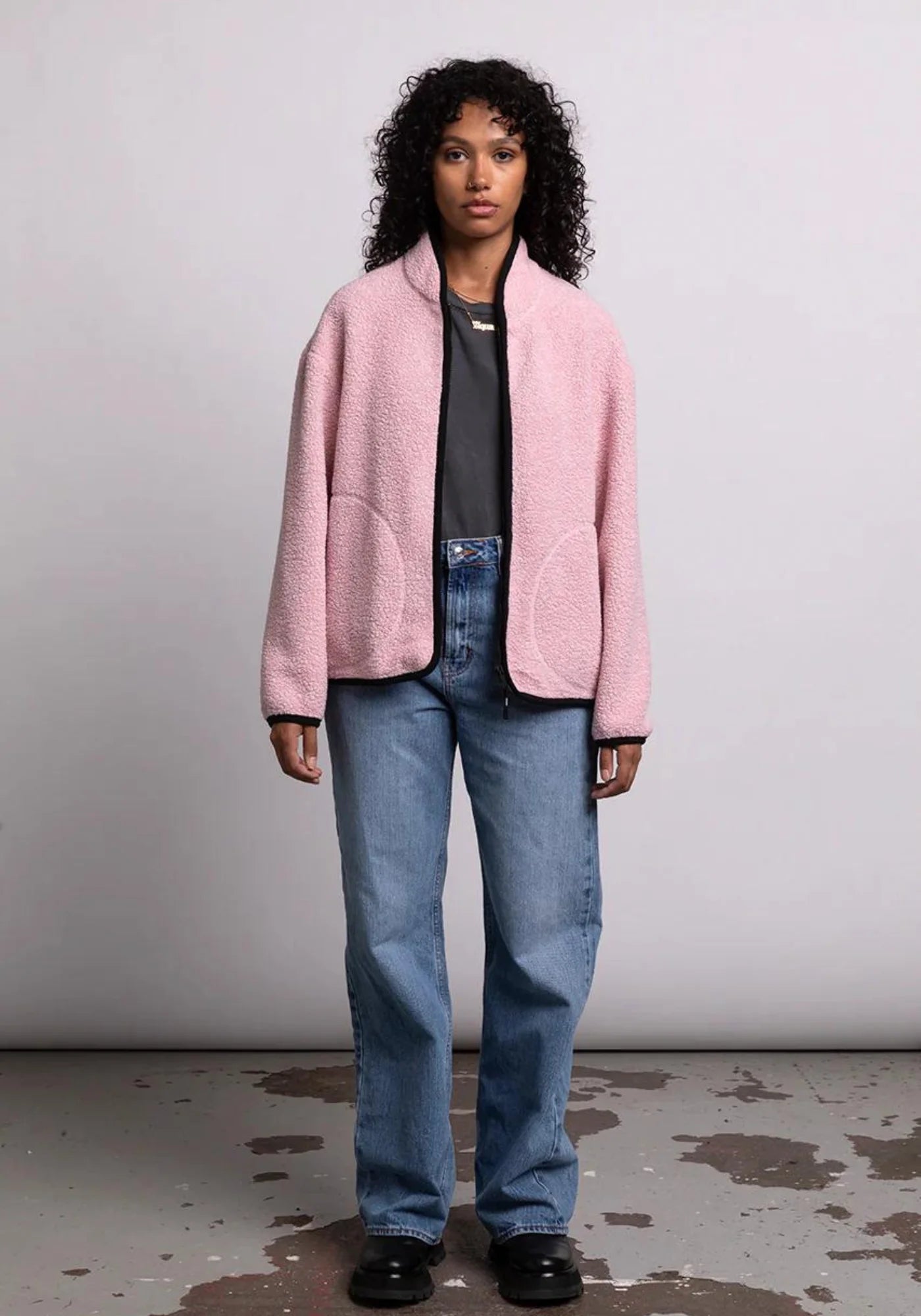 la femme porte la veste sherpa unisexe kanga rose de chez mout mout 