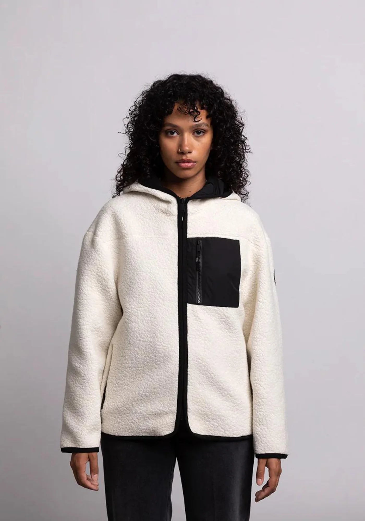 la femme porte la veste sherpa unisexe hood écrue de chez mout mout 