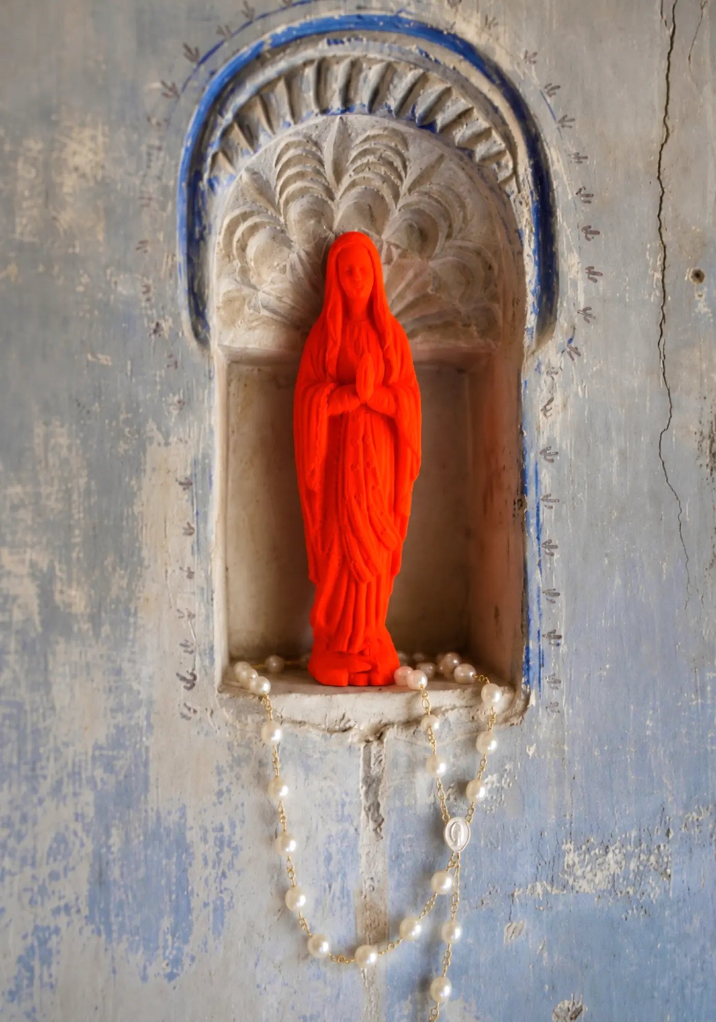 La vierge de 17 cm orange fluo  de chez Sapristi Store 