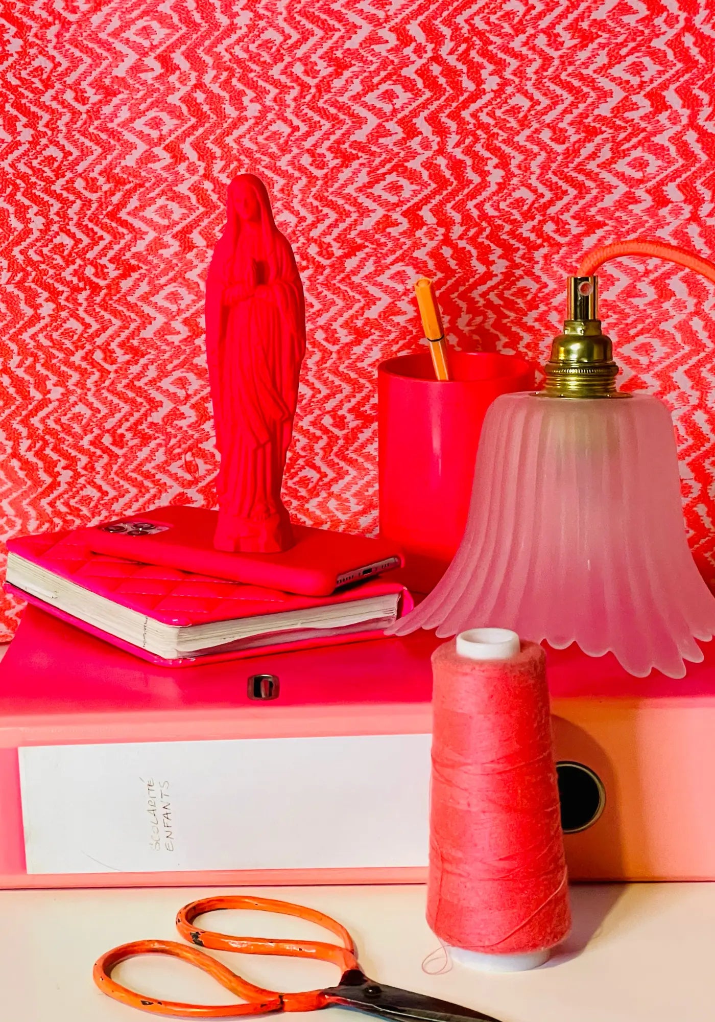 La vierge de 17 cm rose fluo de chez Sapristi Store 