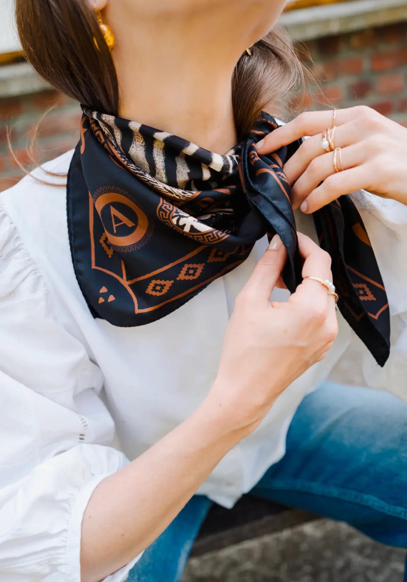La femme porte le foulard wwr silk 70 zebra de chez Antan Créations