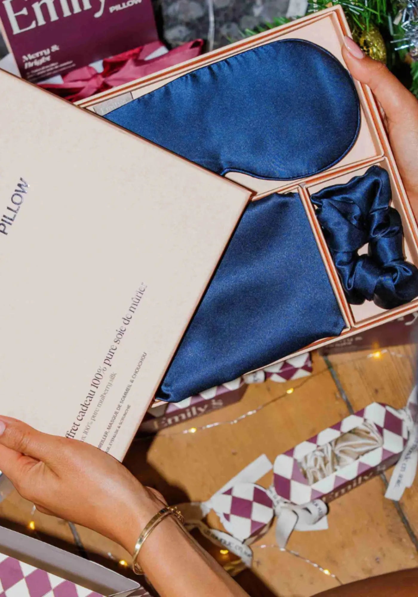 Le coffret cadeau de noel bleu nuit de chez Emily's Pillow