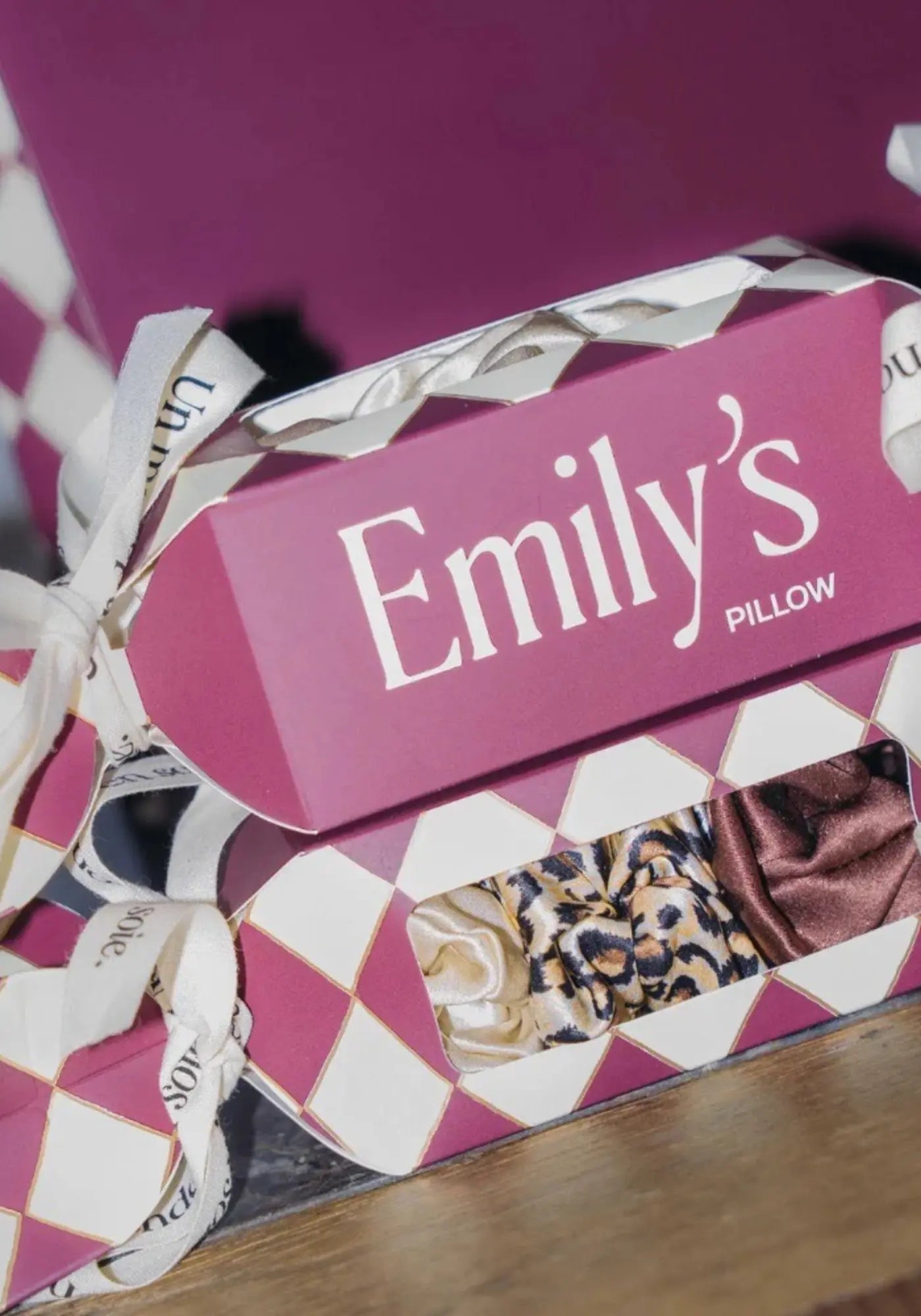 Le crackers de 3 chouchous M moka, champagne, léopard de chez Emily's Pillow