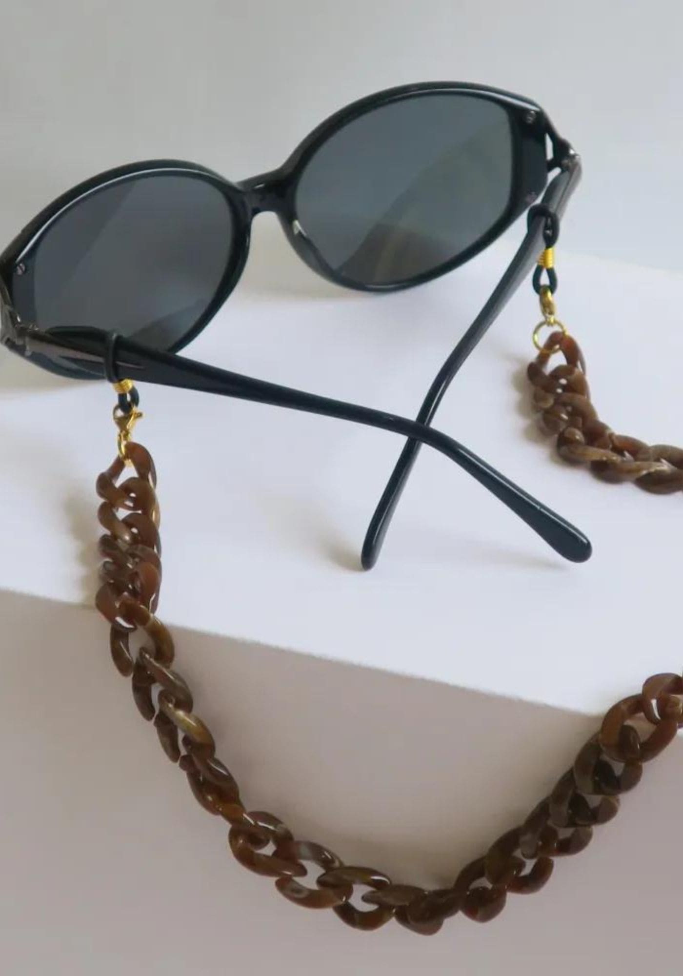 Zoom sur la chaîne de lunettes en acrylique moka de chez Atelier Kat H