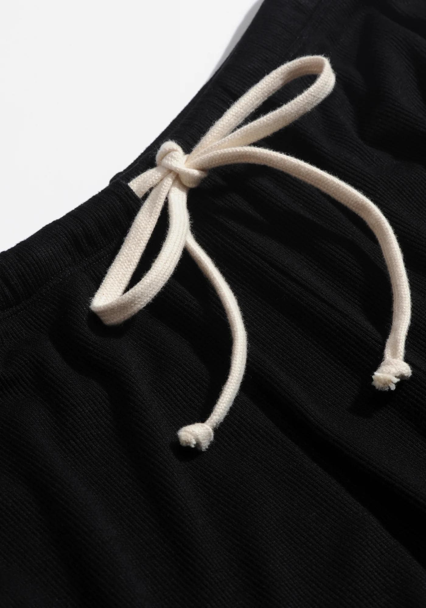 Zoom sur le cordon blanc du pantalon de pyjama Elise noir de chez Icone