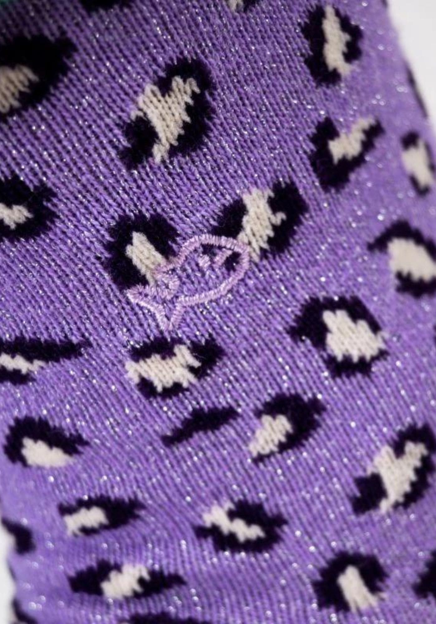 Zoom sur le motif léopard et le logo Billybelt des chaussettes pour femme 