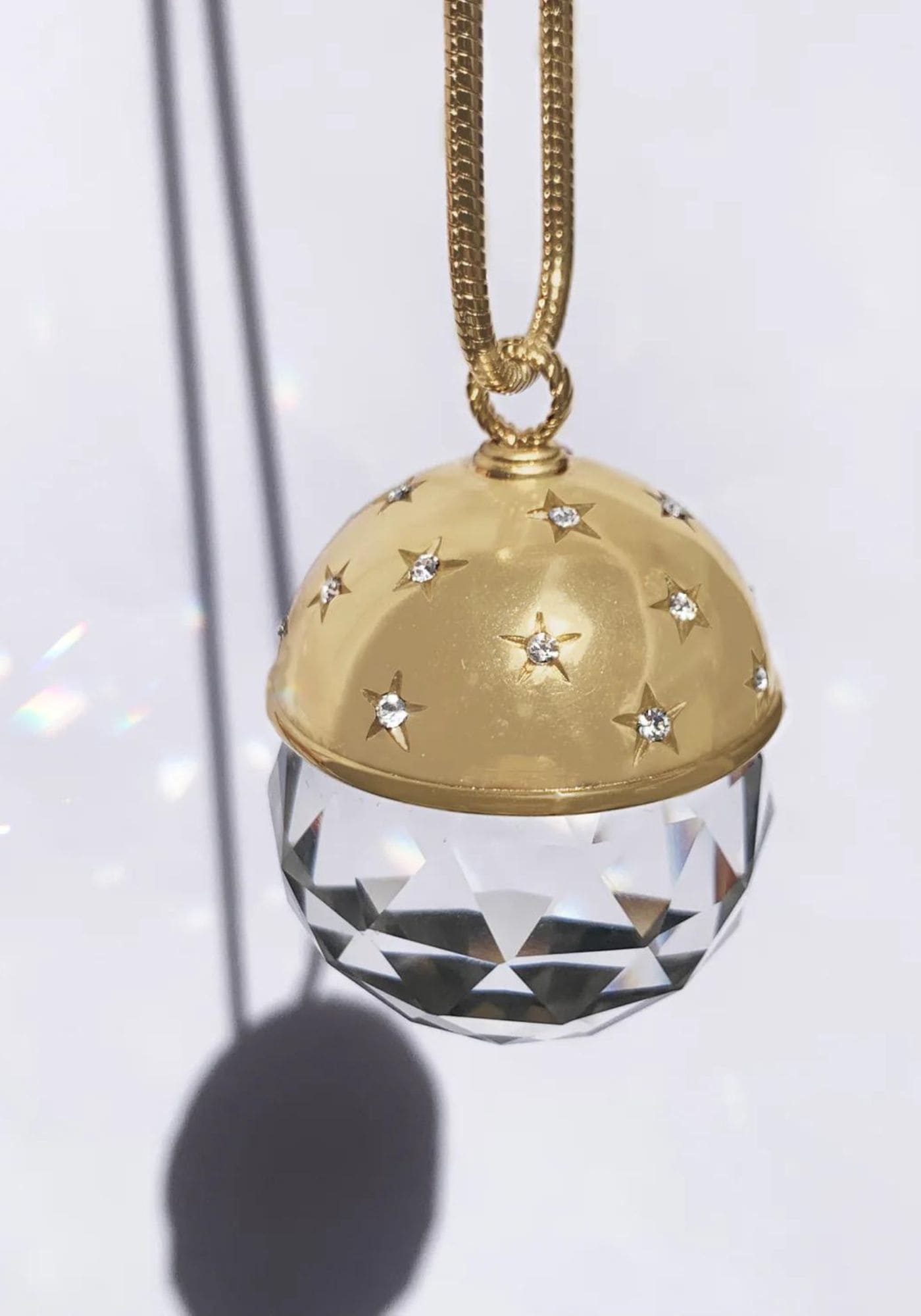 Reflets du pendentif boule de cristal du collier Crystal Ball de chez Maison 77