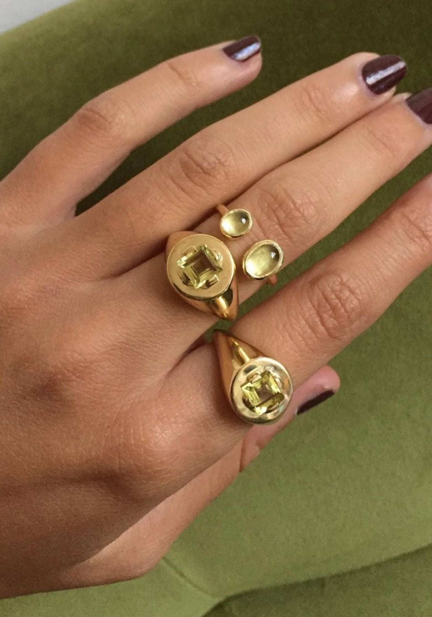 bague-la-duchesse-main-femme-gamme-blanche