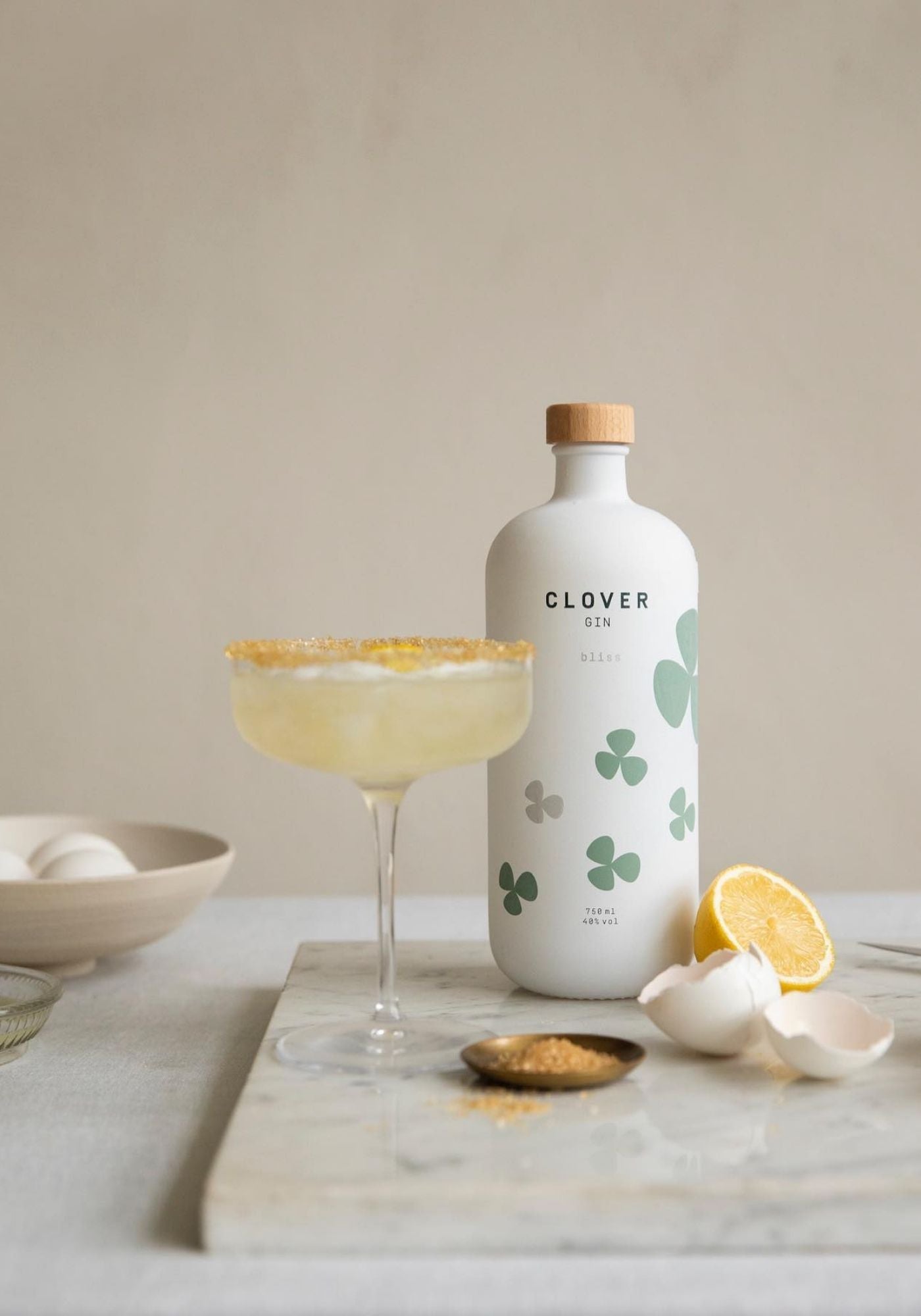 clover-gin-bouteille-gin-alcool-verre-coupe-cocktail