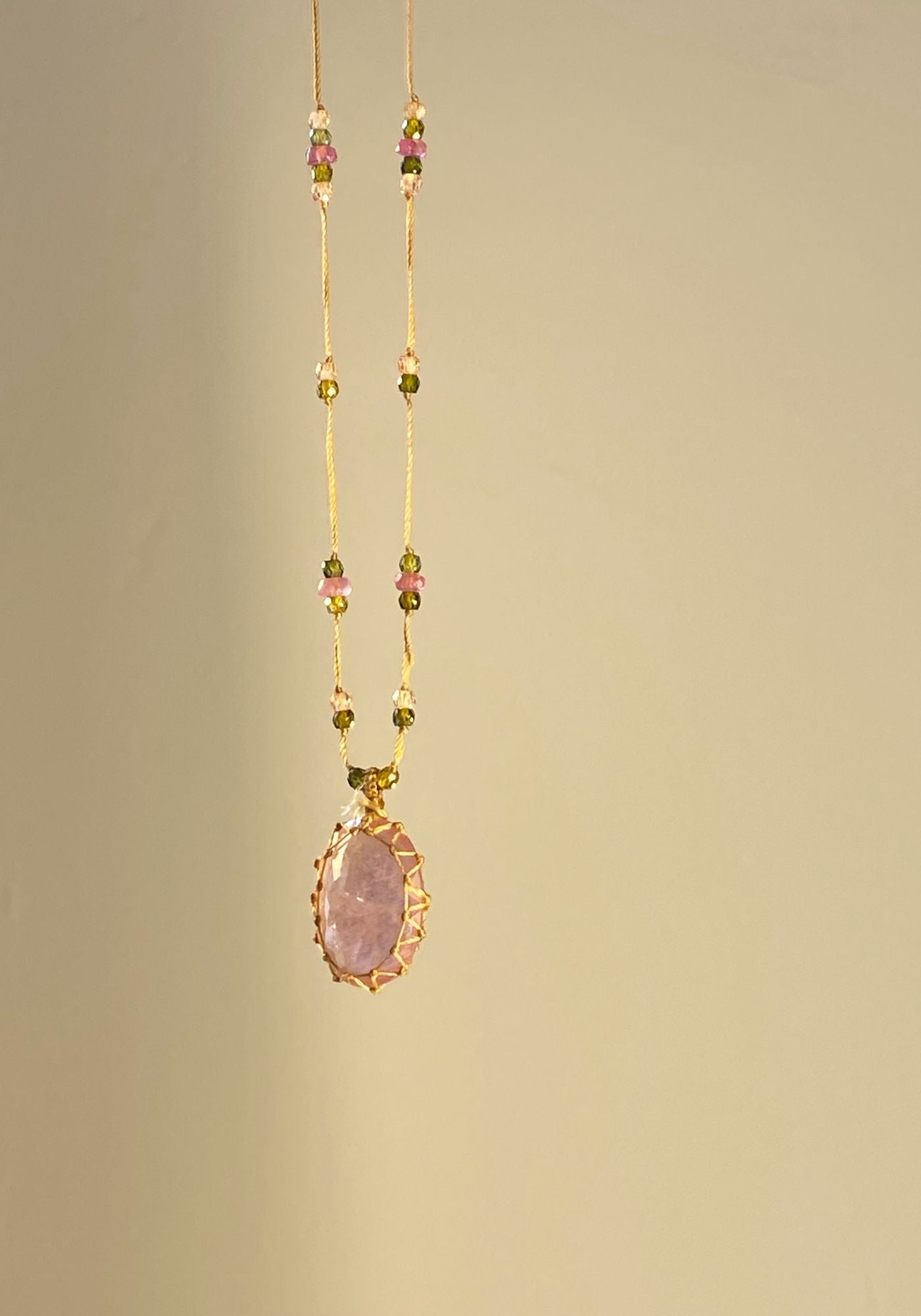 pierre-collier-tibetain-quartz-strawberry-pink-sharing