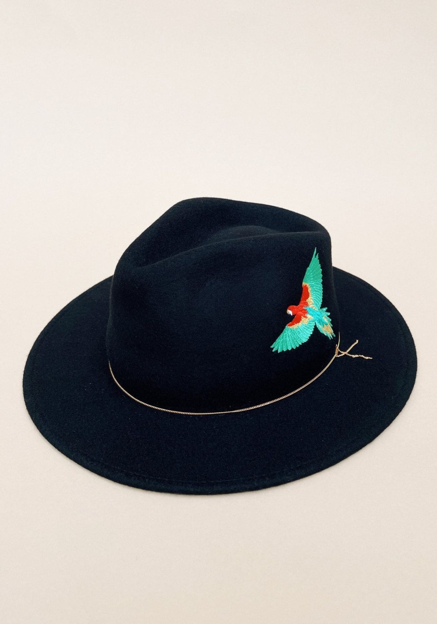 Chapeau en laine noir avec broderie Dakota de chez Van Palma