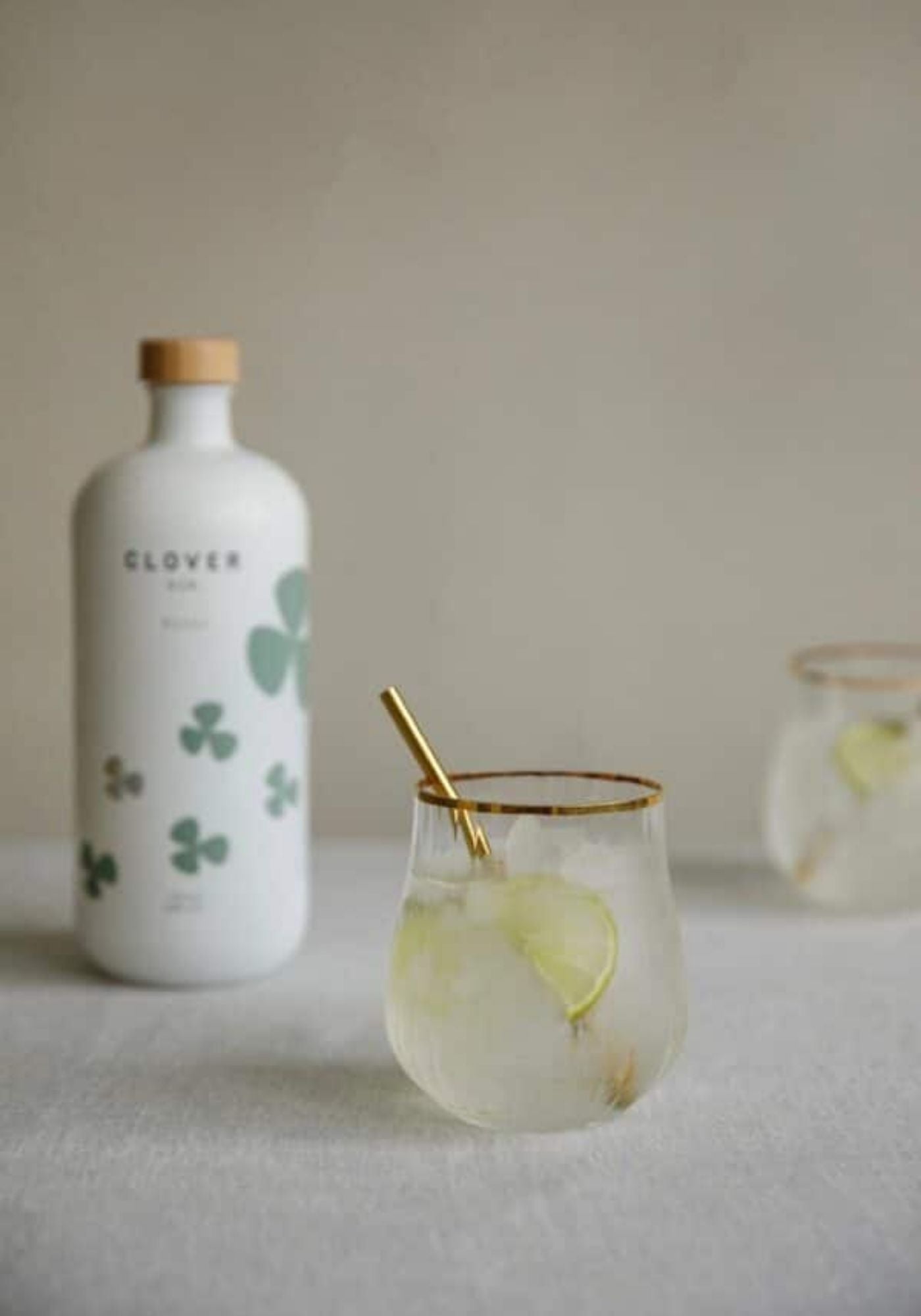 verre-line-decor-avec-bouteille-clover-original-cocktail-clover-gin